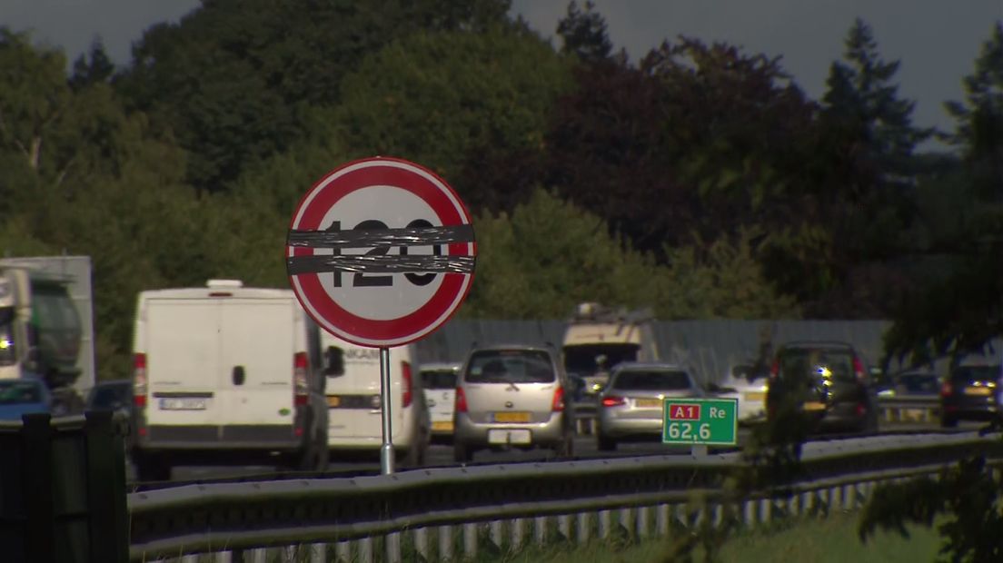De 120-borden zijn nu nog afgeplakt.