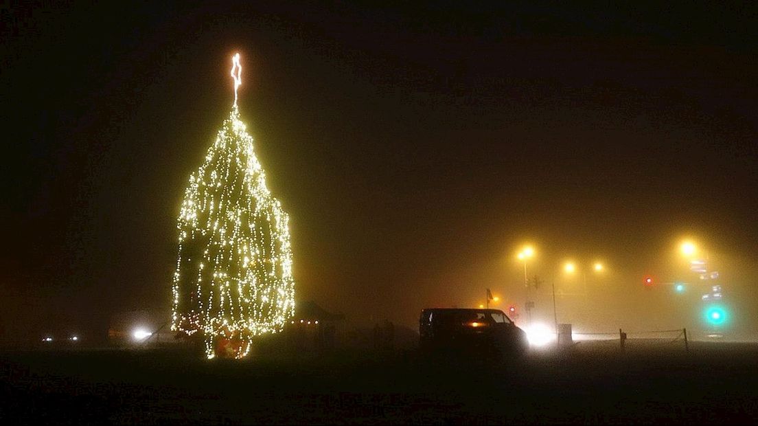 De kerstboom met lichtjes langs de N18