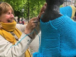 Jantje kwam niet zonder kleerscheuren uit Koningsnacht: breiclub herstelt zijn outfit