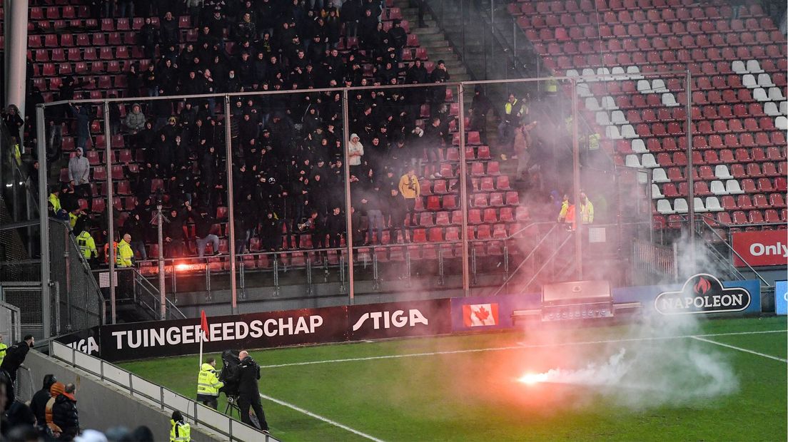 Vuurwerk tijdens de wedstrijd FC Utrecht-Vitesse.
