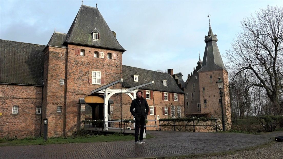 Ridder René bij de ingang van Kasteel Doorwerth