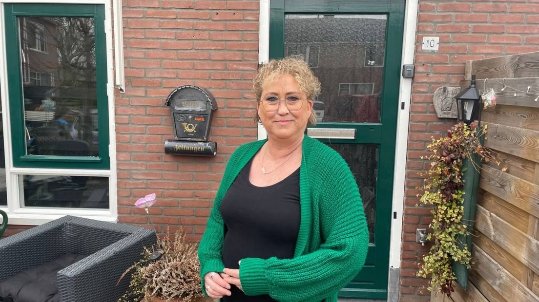 Huurder Alet Martens voor haar huis in Garrelsweer