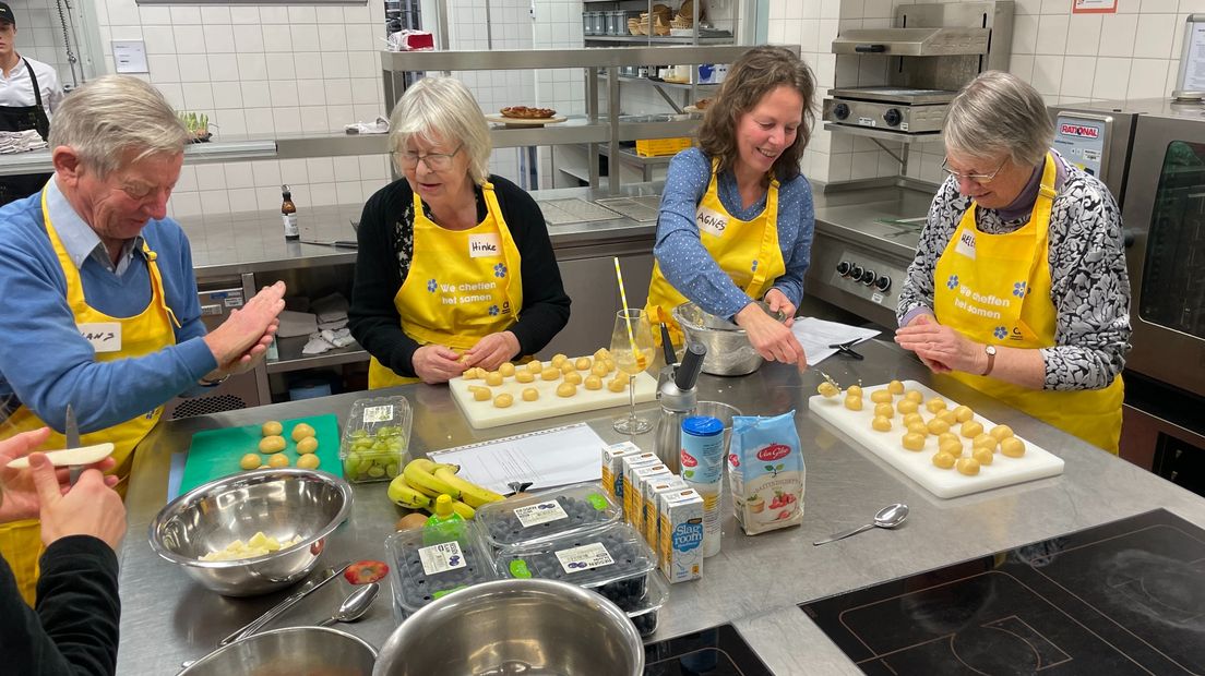 In de Onvergetelijke Kookclub bereiden demente mensen onder begeleiding een driegangenmenu