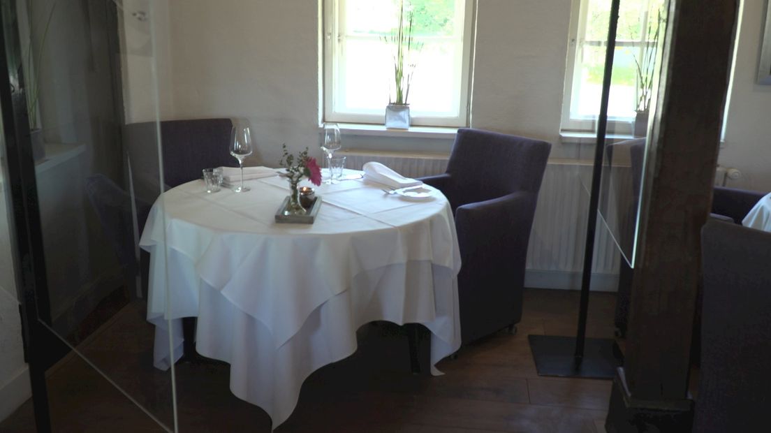 Plexiglas schermen om tafels de Bagatelle