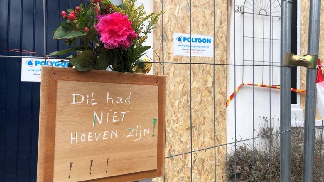 Bloemen in De Wiltstraat na de fatale brand.