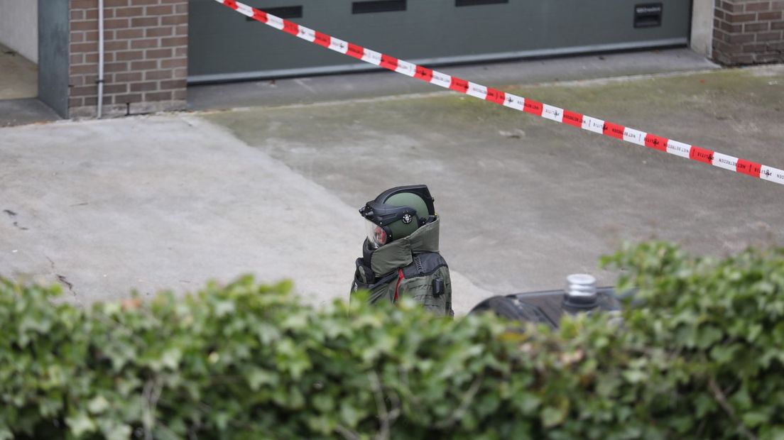De EOD ter plaatse bij het politiepand aan de Elisabethhof in Leiderdorp.