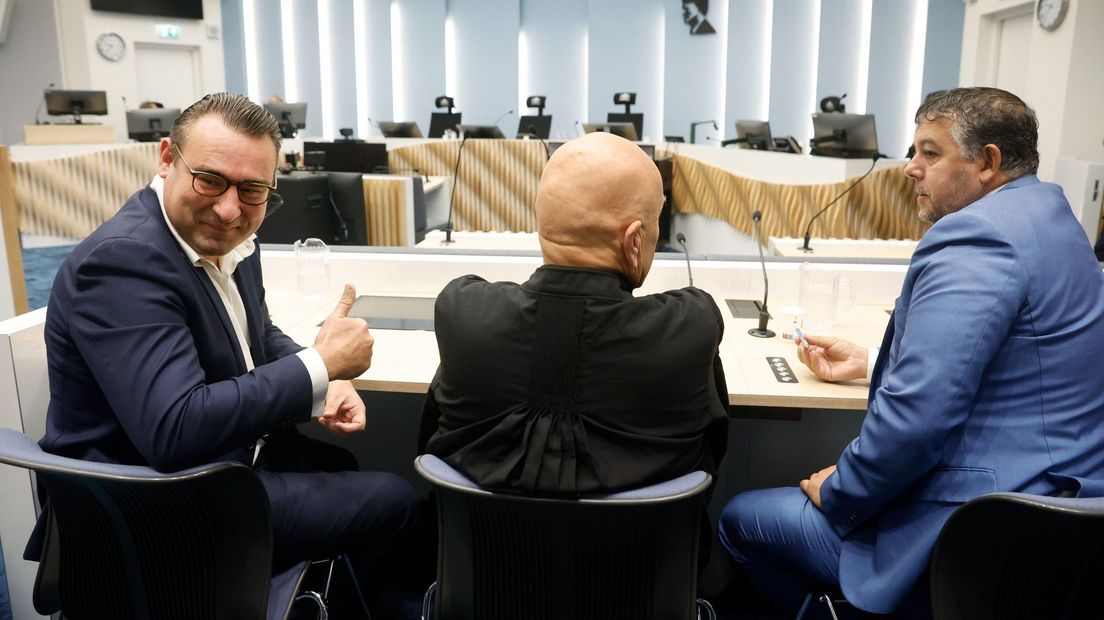 (VLNR) Voormalig wethouder in Den Haag Richard de Mos, advocaat Plasman en Rachid Guernaoui in de rechtbank waar het Openbaar Ministerie hem zal verhoren
