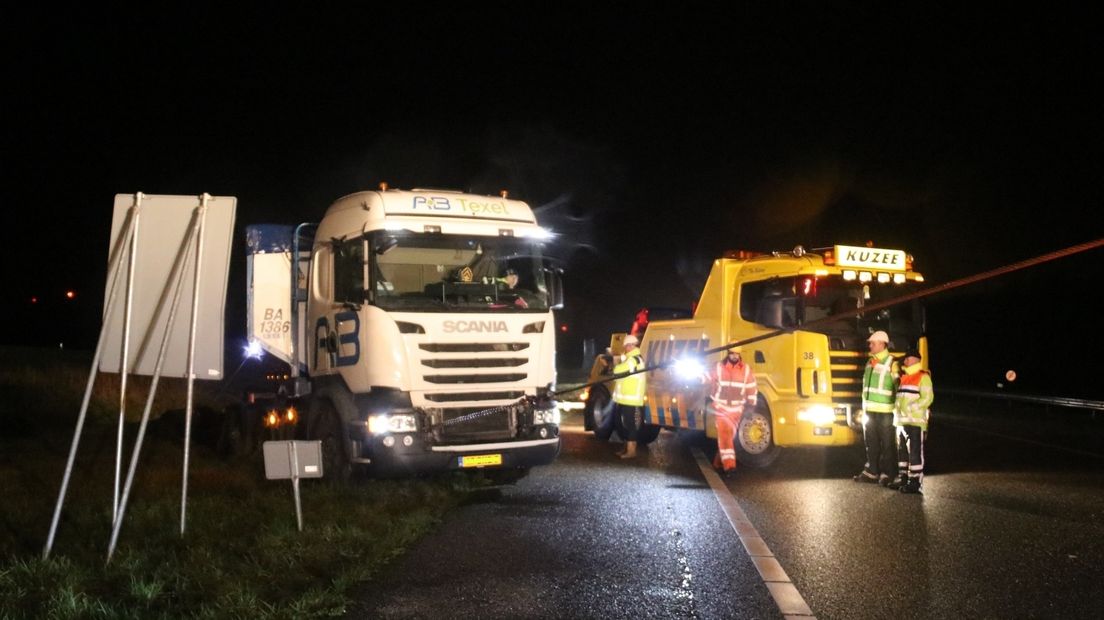 Vrachtwagen met aardappelen vast langs A58