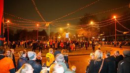 Honderden Oranjefans vieren feest op rotonde in Apeldoorn