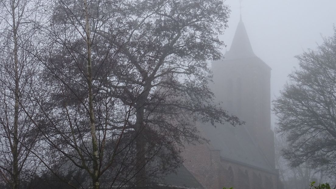 Mist bij kerk in Ritthem