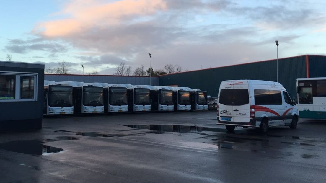 De bussen die op het bedrijventerrein in Sint-Maartensdijk staan, kunnen niet opgehaald worden.