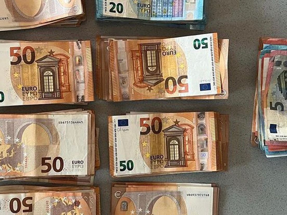 Man verstopt bijna tienduizend euro cash in zijn auto
