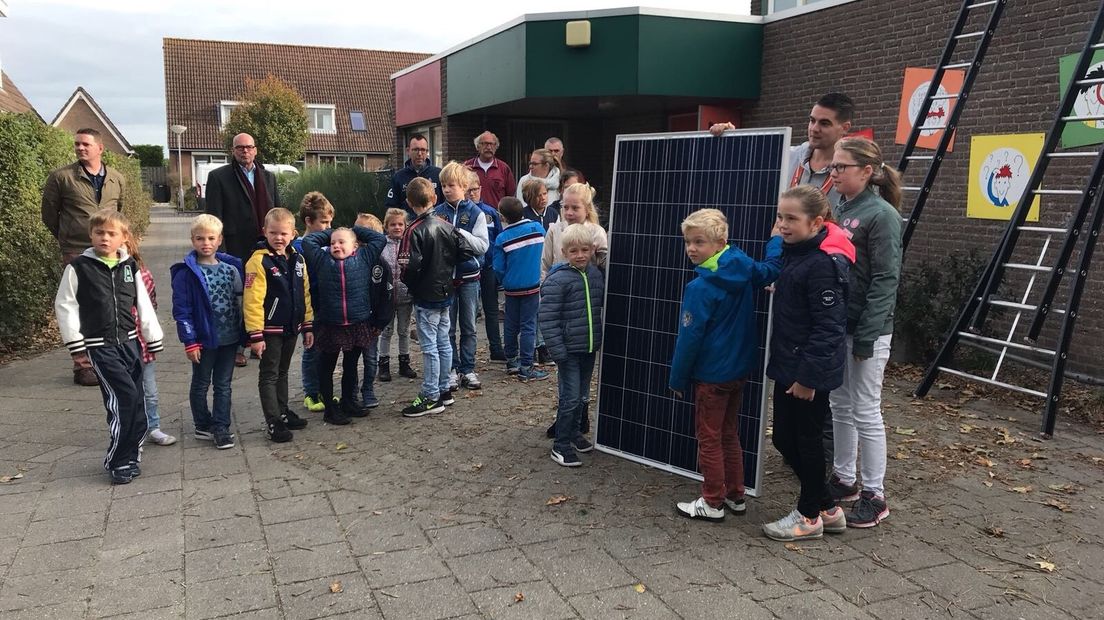 Basisschoolleerlingen dragen eerste zonnepaneel van project Windpark Krammer