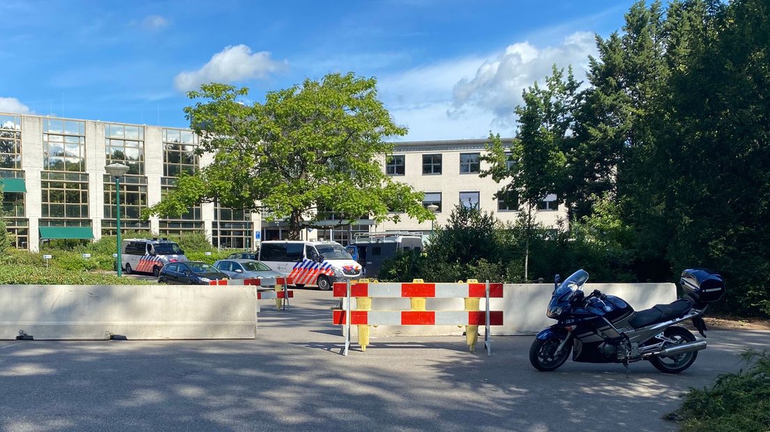 Het gemeentehuis van De Bilt is gebarricadeerd.