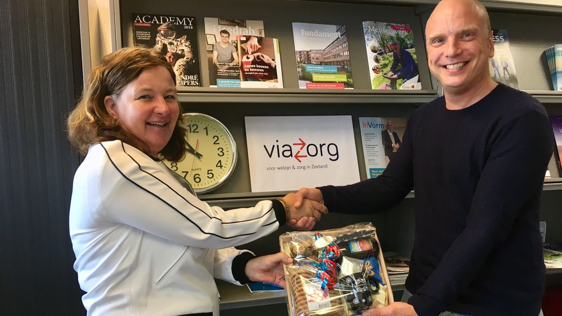 De 250e kandidaat van project 'Sterk in je Werk' Martijn Hurkmans wordt in het zonnetje gezet door zijn loopbaancoach Renske Weda