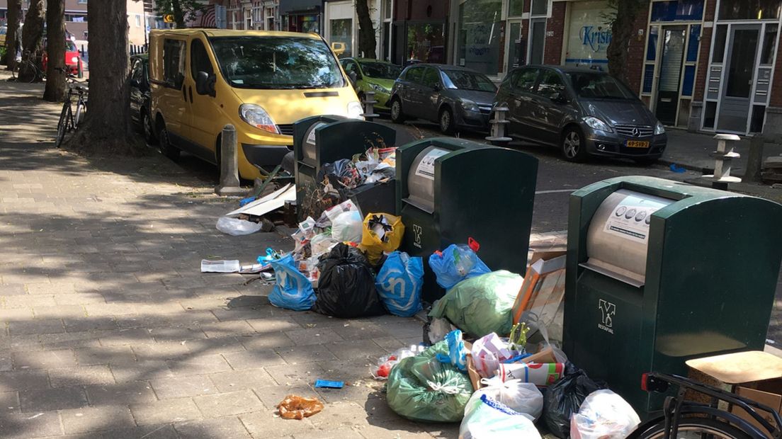 Gedumpt afval op de hoek Zusterstraat / Loosduinsekade in Den Haag