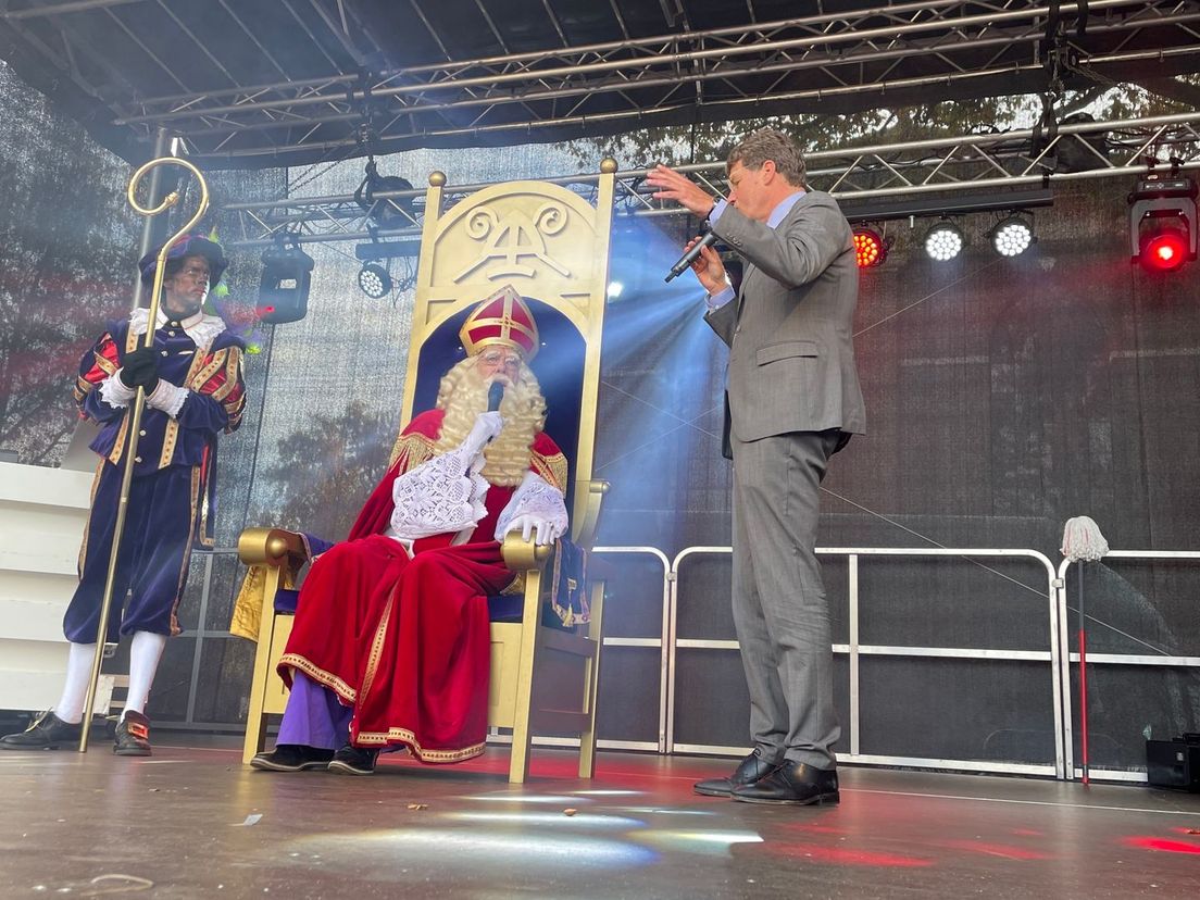 Sinterklaas op het podium in Emmen naast burgemeester Eric van Oosterhout