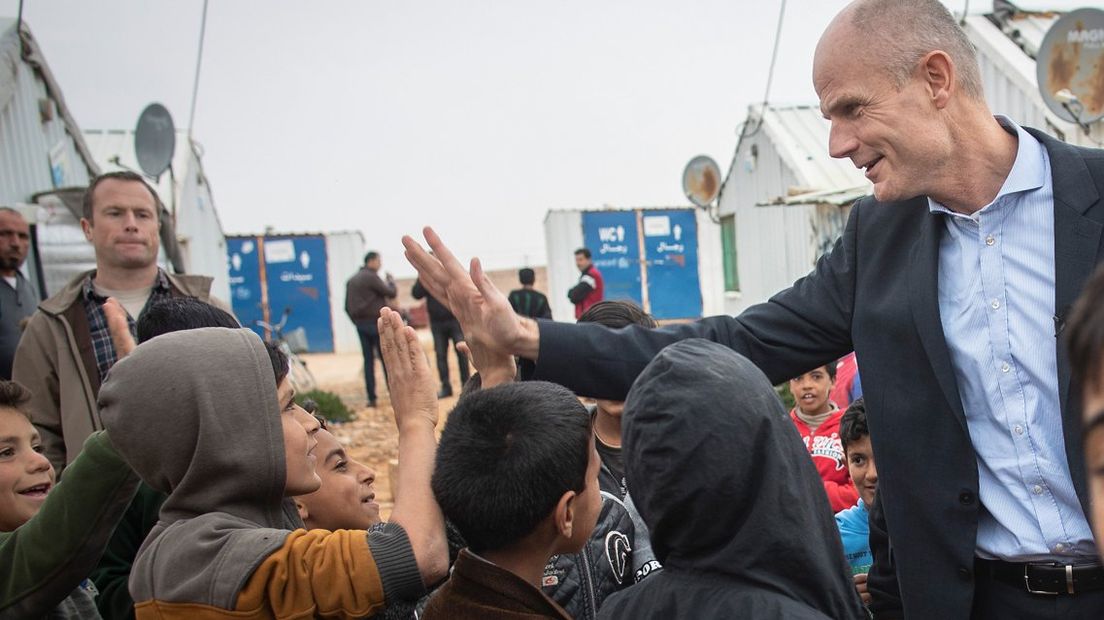 Minister Blok in een vluchtelingenkamp in Jordanië