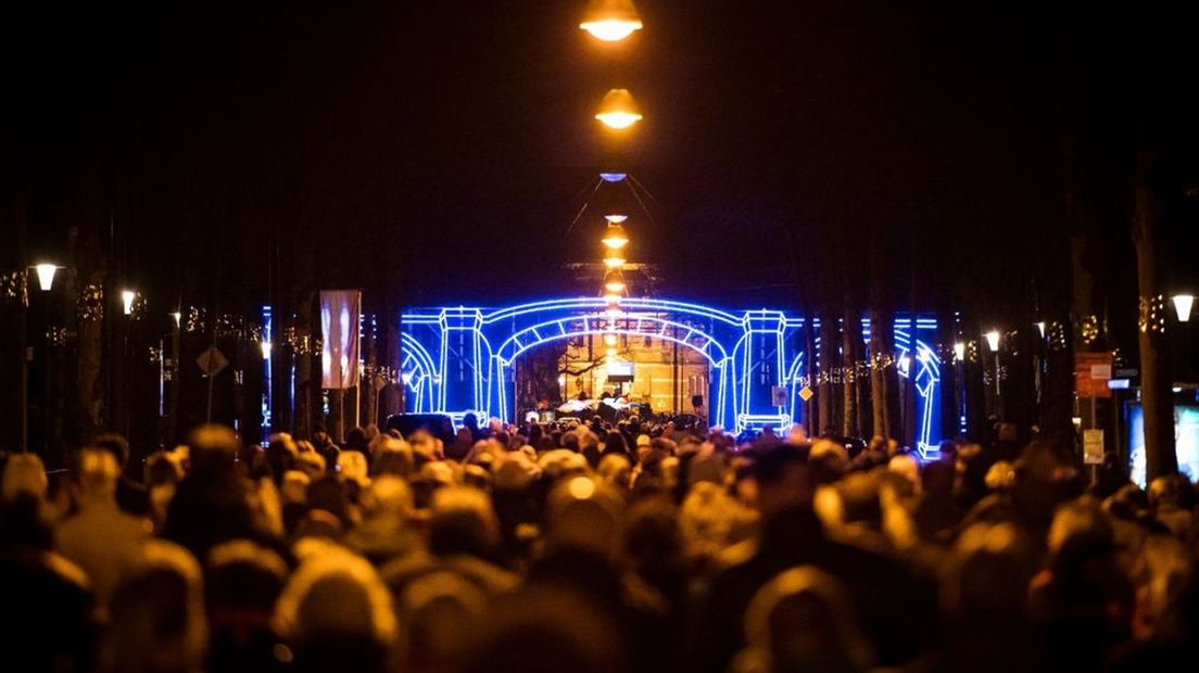 Massale stoet op weg naar lichtkunstwerk 'Welkom'