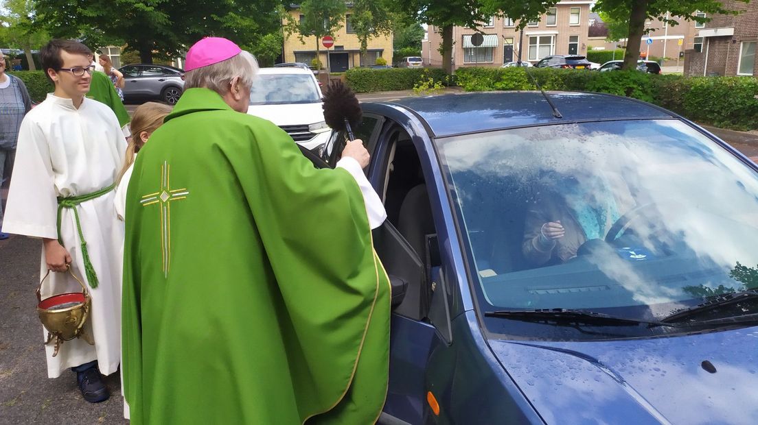 Bisschop zegent voertuigen