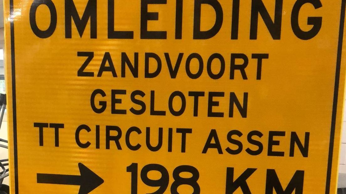 Het speciaal gemaakte verkeersbord (Rechten: actiegroep)
