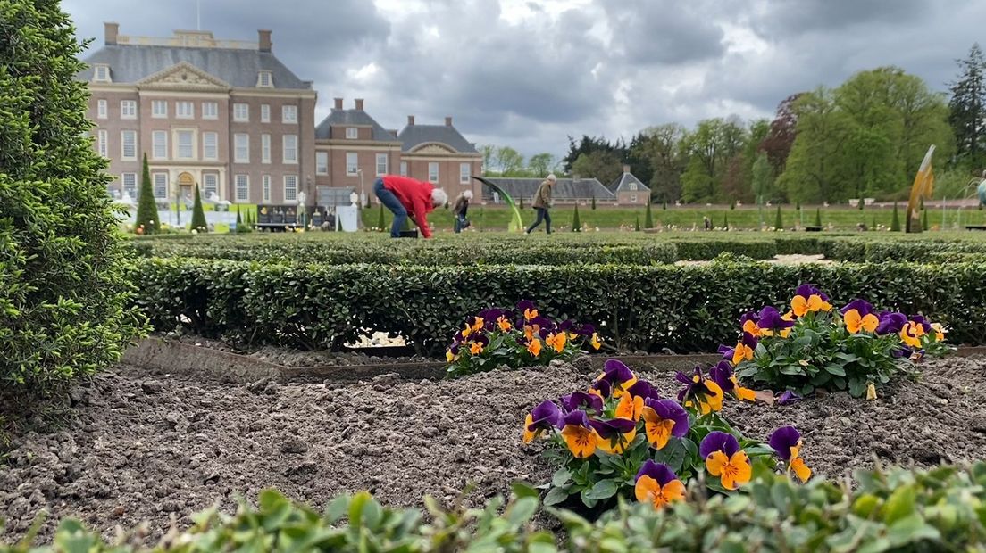 Een van de tips van het tuinteam van Paleis Het Loo is het aannemen van iemand die het onderhoud van de tuin coördineert.