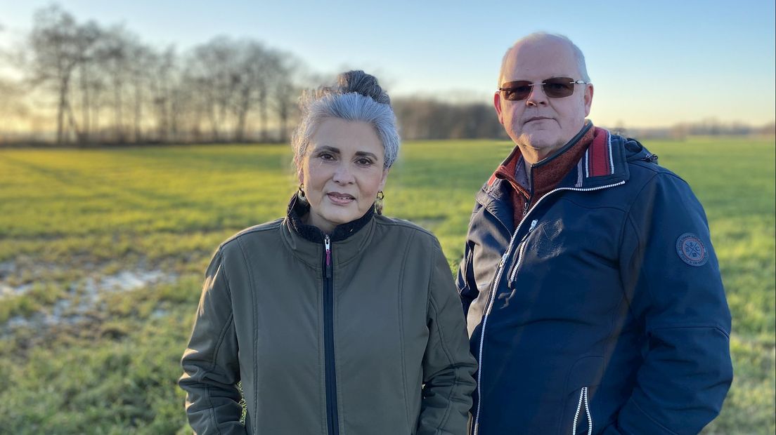 Buurtbewoners Hans en Adriana op het stuk land waar het zonnepark moet komen