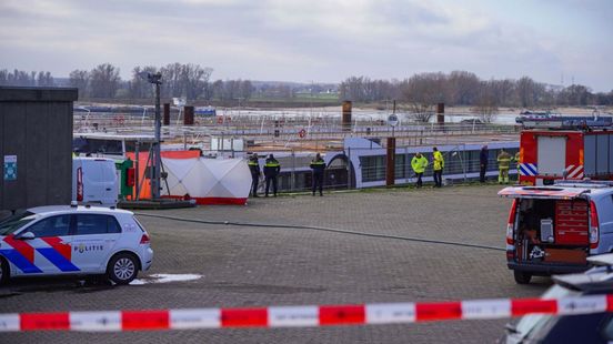 Politie haalt auto met dode uit water