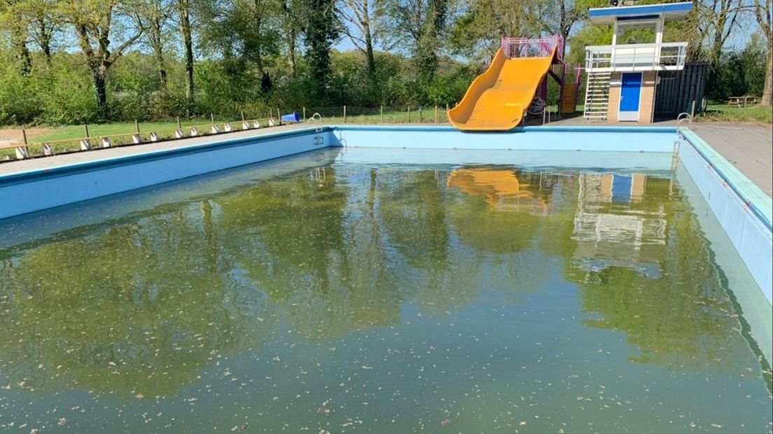Het diepe bad van De Tippe in Heino: groen water, nog lang niet klaar
