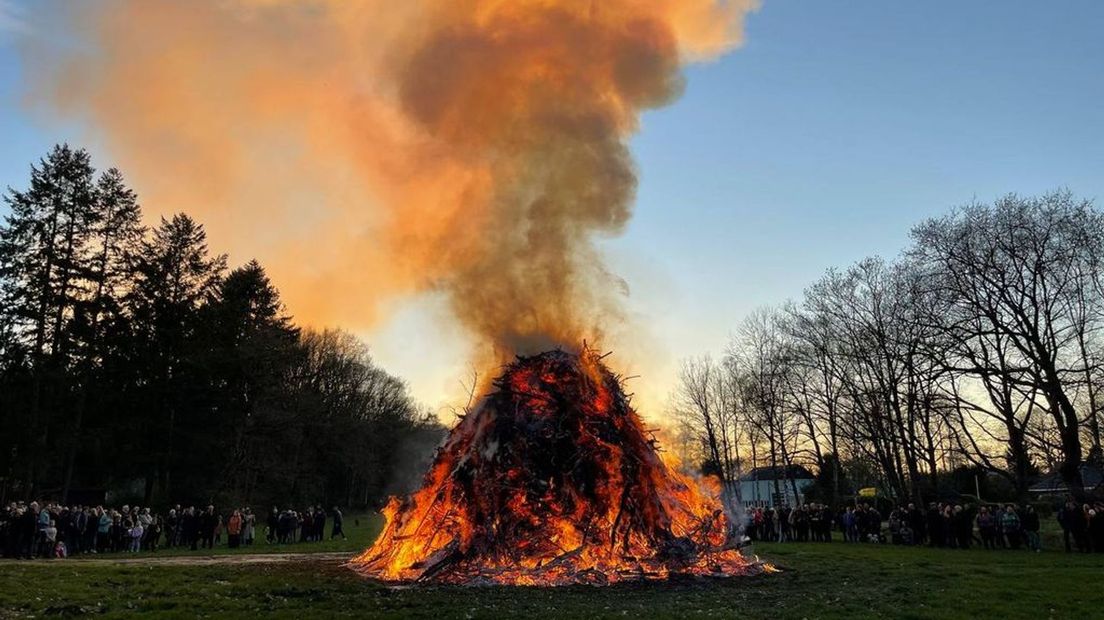In Laag-Soeren werd het paasvuur zaterdagavond al aangestoken.