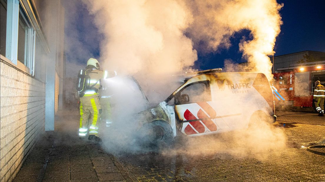 Bedrijfswagen brandt uit in Zwolle