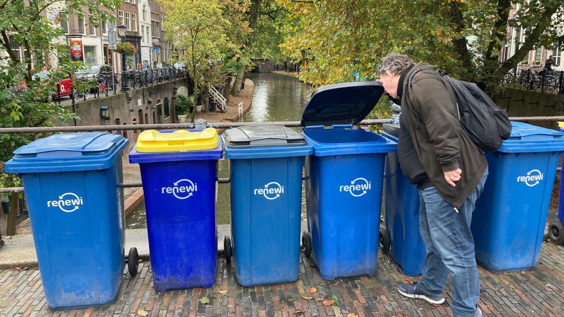 Op de Jacobibrug in Utrecht staan deze containers er volgens Sjoerd 's avonds vaak nog steeds: 'Dat mag dus niet.'