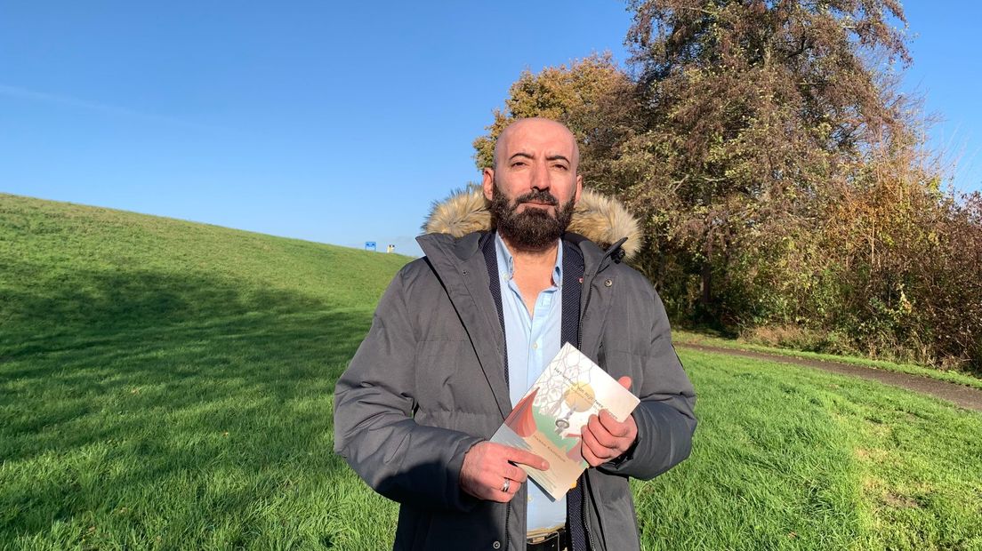 Hasan Kaddour met zijn boek 'Het verhaal van mijn twee dorpen'