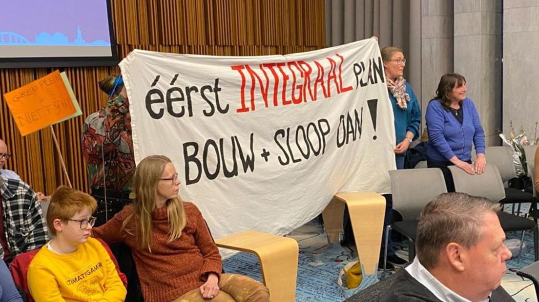 De omwonenden van de Veerpolderstraat met spandoek in de raadszaal.