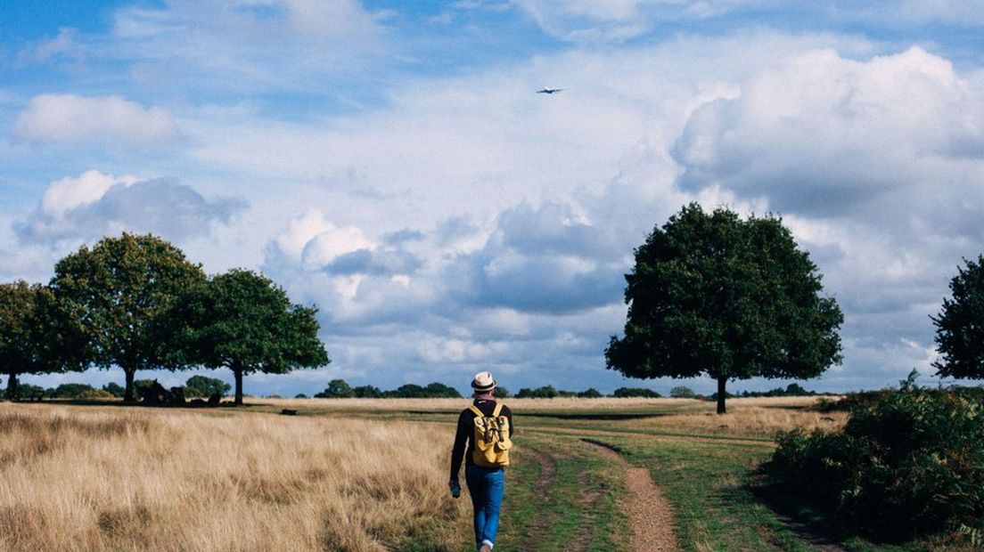 Met lichte bewolking en warme temperaturen is het mooi weer voor een wandeling.
