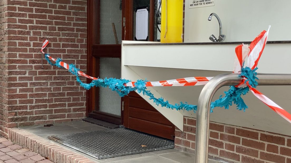 Met het doorknippen van dit lint wordt vannacht het sanitair gebouw weer in gebruik genomen.
