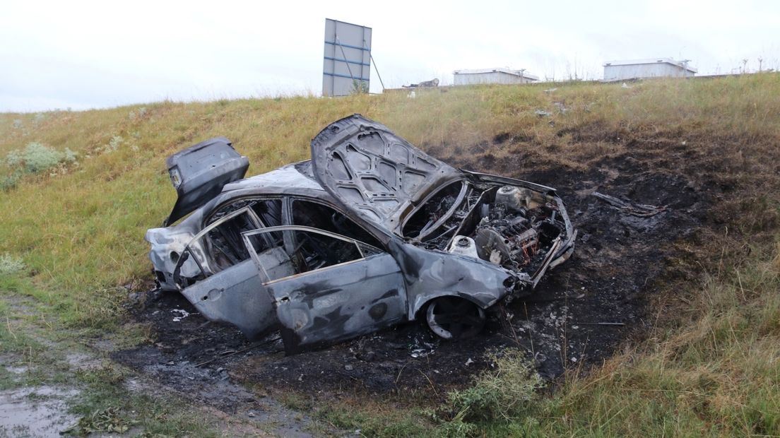 Auto raakt van de weg en vliegt in brand bij Bruinisse