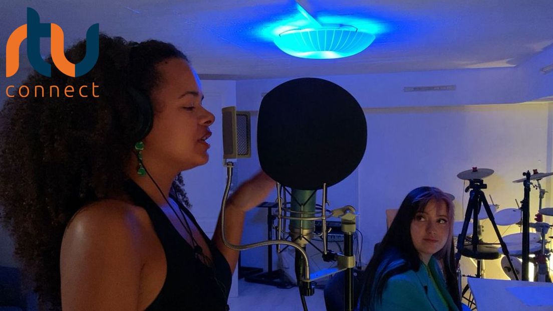 Organisator Joyce in de studio met Yaomi-Aimée