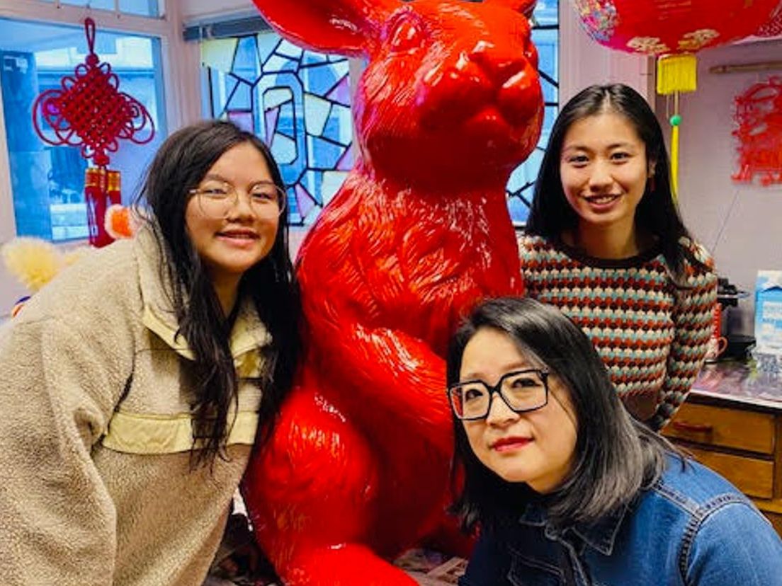 Van links af Tayra Ang, Fenmei Hu (midden) en Faye Cheng over Chinees Nieuwjaar in het teken van het Konijn
