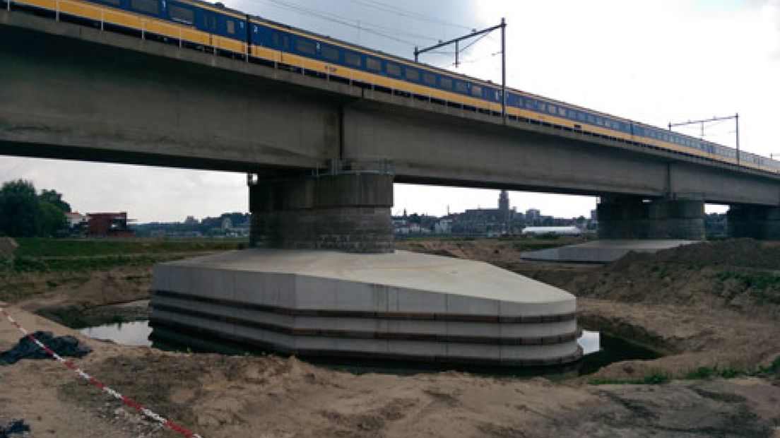 Verstevigde pijlers spoorbrug Nijmegen gedoopt