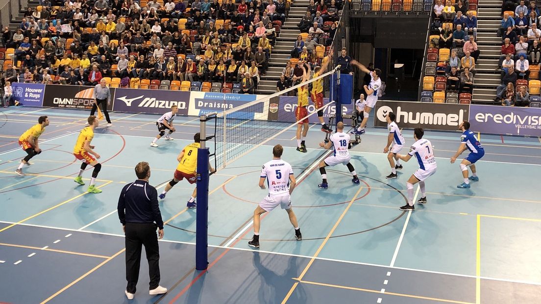 Wytze Kooistra smasht de bal namens Lycurgus langs het blok van Dynamo