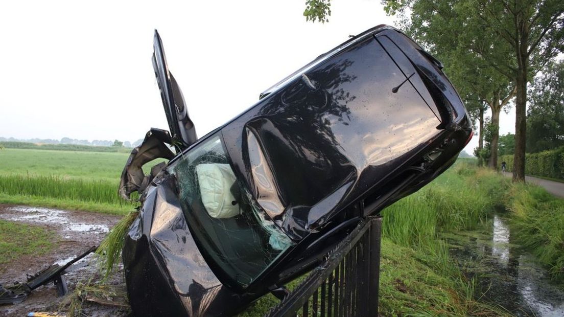 De auto kwam op het hek van een boomgaard tot stilstand.