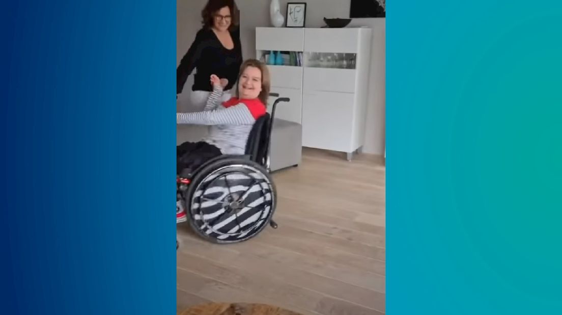 Screenshot uit videoclip Stuck with U
