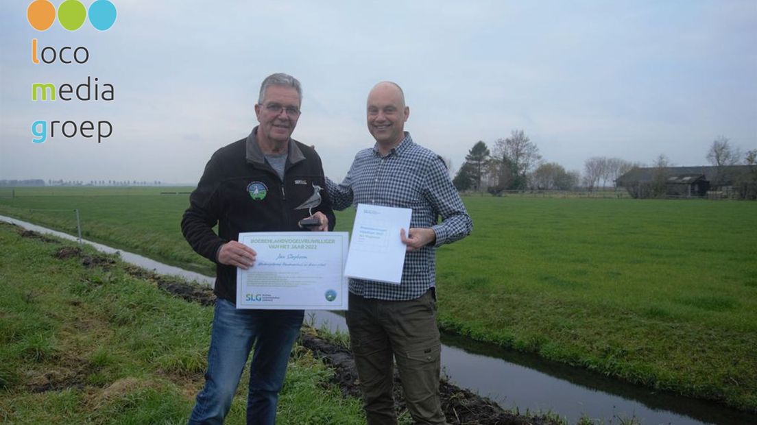 Boerenlandvogelvrijwilliger Jan Slagboom (links) en Arjan Vriend van SLG