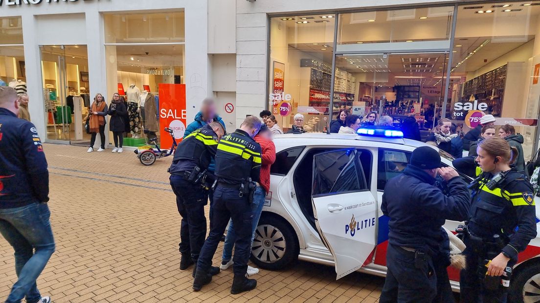 De winkeldief staat op het punt te worden afgevoerd
