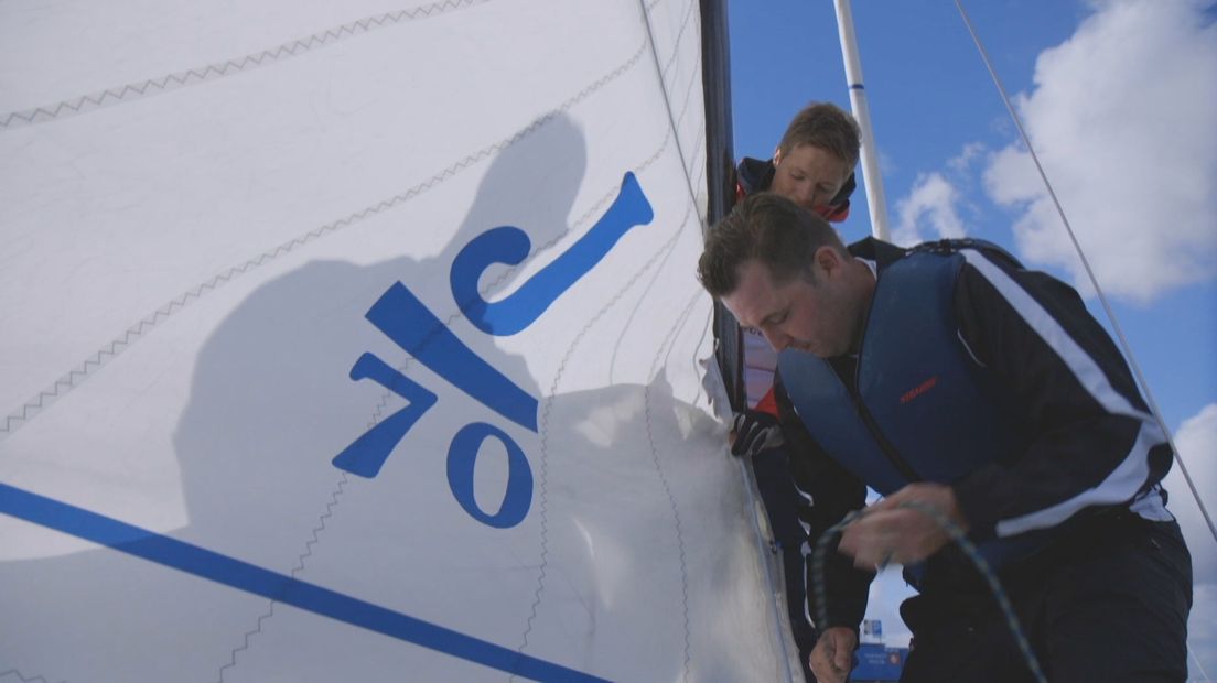 Presentator Jan-Jaap Corré van Onze Club op de zeilboot