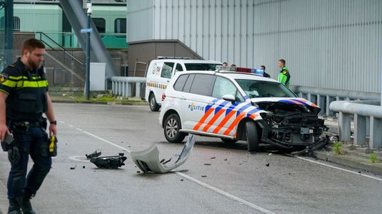 Agent raakt lichtgewond bij ongeluk met politieauto bij Utrecht Centraal