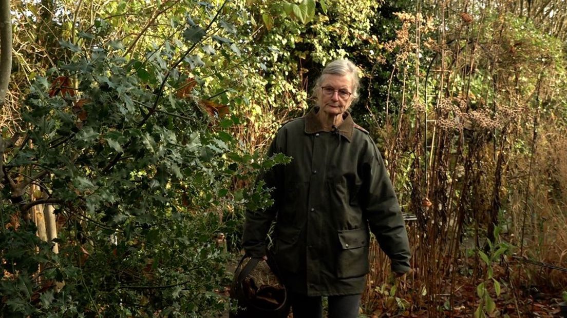 Anke is druk bezig in haar tuin.