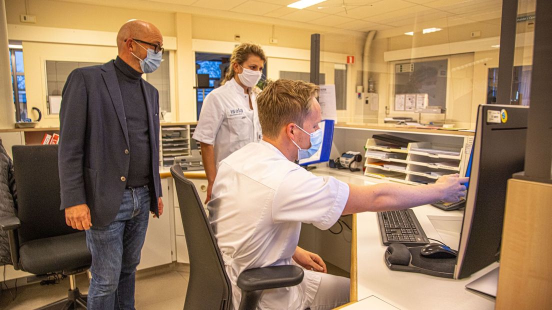 Huisarts Bert van Bremen (l) met Myrna de Man in het monitoringscentrum in Meppel (Rechten: Isala)
