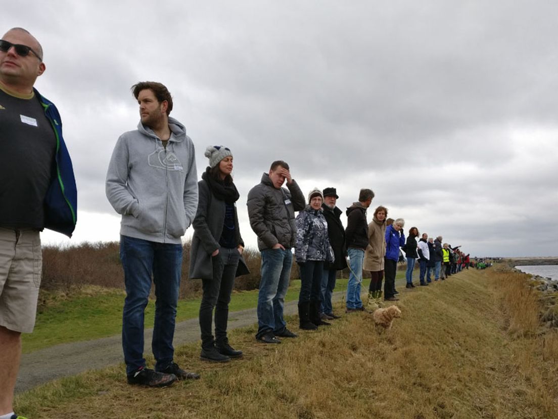 Menselijke keten op Brouwersdam tegen kustbebouwing